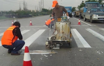 道路中间三种颜色标线：白色、黄色和蓝色 各有什么左右